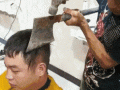 搞笑GIF趣图：兄弟感动不，真的不敢动，剪个头发，都要提头过来！