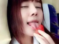 这迷之享受的表情，用舌头舔草莓的短发女孩