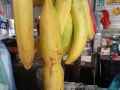 【内涵段子】学校门口有两个水果摊，一女生在一摊买香蕉